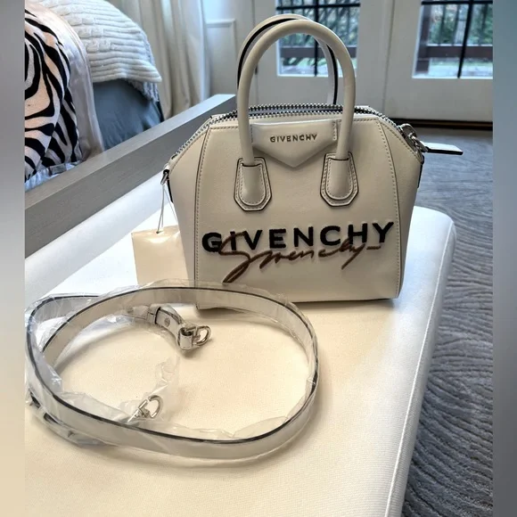 NWT and dust bag Givenchy Signature Antigona Leather bag in white - Picture 3 of 6